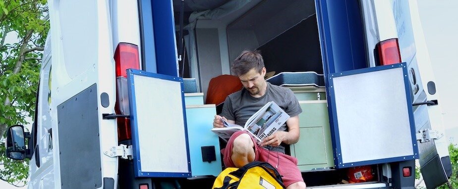 Вид на стоянке с открытыми дверями