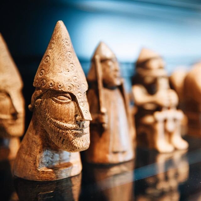 Хнефатафл (и ее производные) — это настольная игра с деревянной доской и фигурками воинов, которая была популярна у кельтов, скандинавов и саксов в IV-XII веках. Ее прообразом, скорее всего, стала ludus latrunculorum — напоминающая шашки настольная игра, любимая еще римскими легионерами.