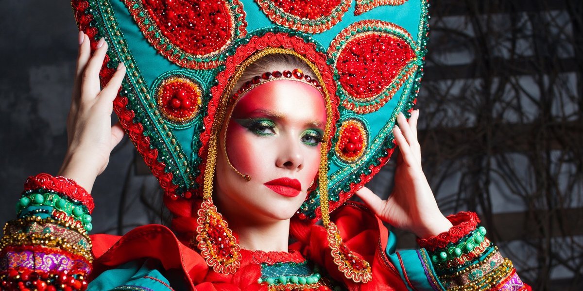 А что, если бы вас звали Веселина, Живомир, Любава или вроде того? 
Наши предки верили, что имя, данное человеку при рождении, способно повлиять на его судьбу. Любопытно, что называли ребенка не сразу, а через некоторое время после того, как взрослые якобы начинали различать в «характере» младенца разные черты.