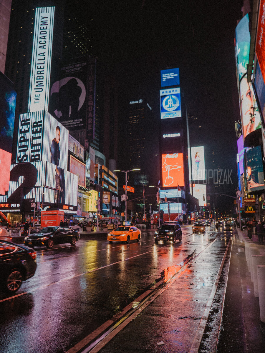 Times square в 23:00  немного пустеет и можно спокойно прогуляться не толкаясь локтями 