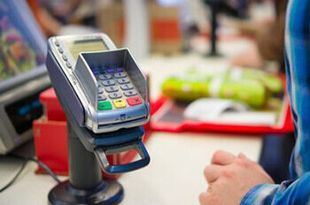 Функционируют посредством электросети в 220 В. Подходят для магазинов, в которых безналичные карточные платежи осуществляются непосредственно на территории определенной торговой точки.