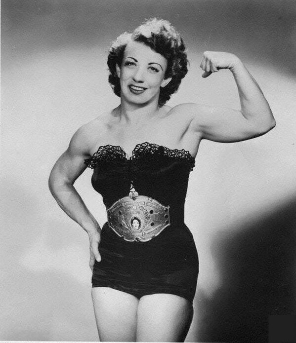 Идеи феминизма, возникшие в XVIII веке, постепенно меняли мир. Женщины заявляли о своих правах и проявляли себя в областях общественной жизни, которые всегда считались только мужскими.-4