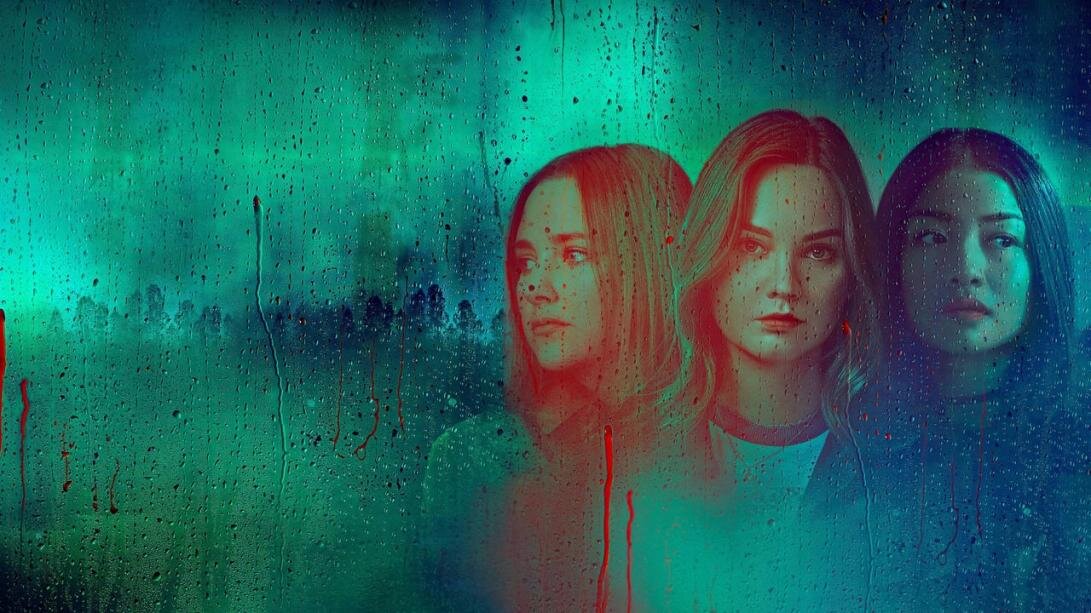 Этих девушек сложно назвать подругами, скорее уж - соратницами по несчастью. Промо-постер 2 сезона сериала "Лёгкий, как пёрышко" (2018-2019 гг.) Фото: поисковая система 