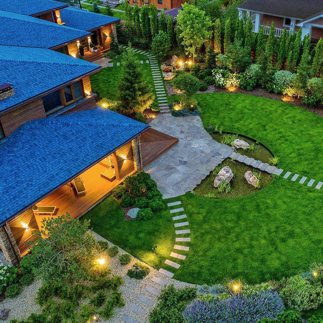 Эффектно смотрится подсветка зелёных насаждений. Главное - не переборщить! 