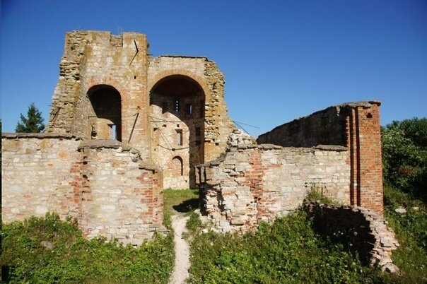 Рюриково городище .Руины церкви Благовещения 