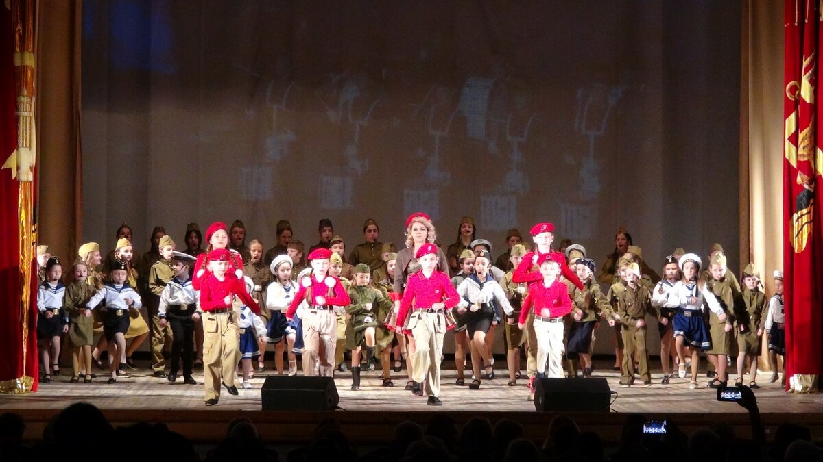 Детский музыкальный театр имени Ильи Резника на сцене ДОФ ЧФ (г. Севастополь)
Концерт "Россия в моём сердце". 15 марта 2020 года. Фото Петра Склярова.