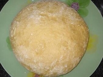     Приготовление такого вкусного изделия займёт достаточно много времени, однако Вы не разочаруетесь. Готовить торт обязательно нужно с хорошим настроением, так и готовить будет легче, и торт получится вкуснее. Итак, настраиваемся и приступаем - в миске смешиваем мёд, сахар, яйцо и сливочное масло. Организовываем водяную баню - в кастрюле кипятим воду, а затем ставит туда миску с будущим тестом, которое помешиваем и ждём когда растворится сахар. Следите за тем, чтобы вода в бане не кипела, иначе масса перегреется.        Снимаем миску и добавляем в тесто соду, гашёную уксусом, затем отправляем миску обратно и перемешиваем тесто до увеличения в обьёме. Высыпаем стакан муки и перемешиваем тесто, а плиту уже можно выключить. Если тесто получается слишком вязким, то добавьте ещё немного муки.   