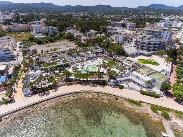 The O-beach club напоминает город призрак  Фото: BackGrid