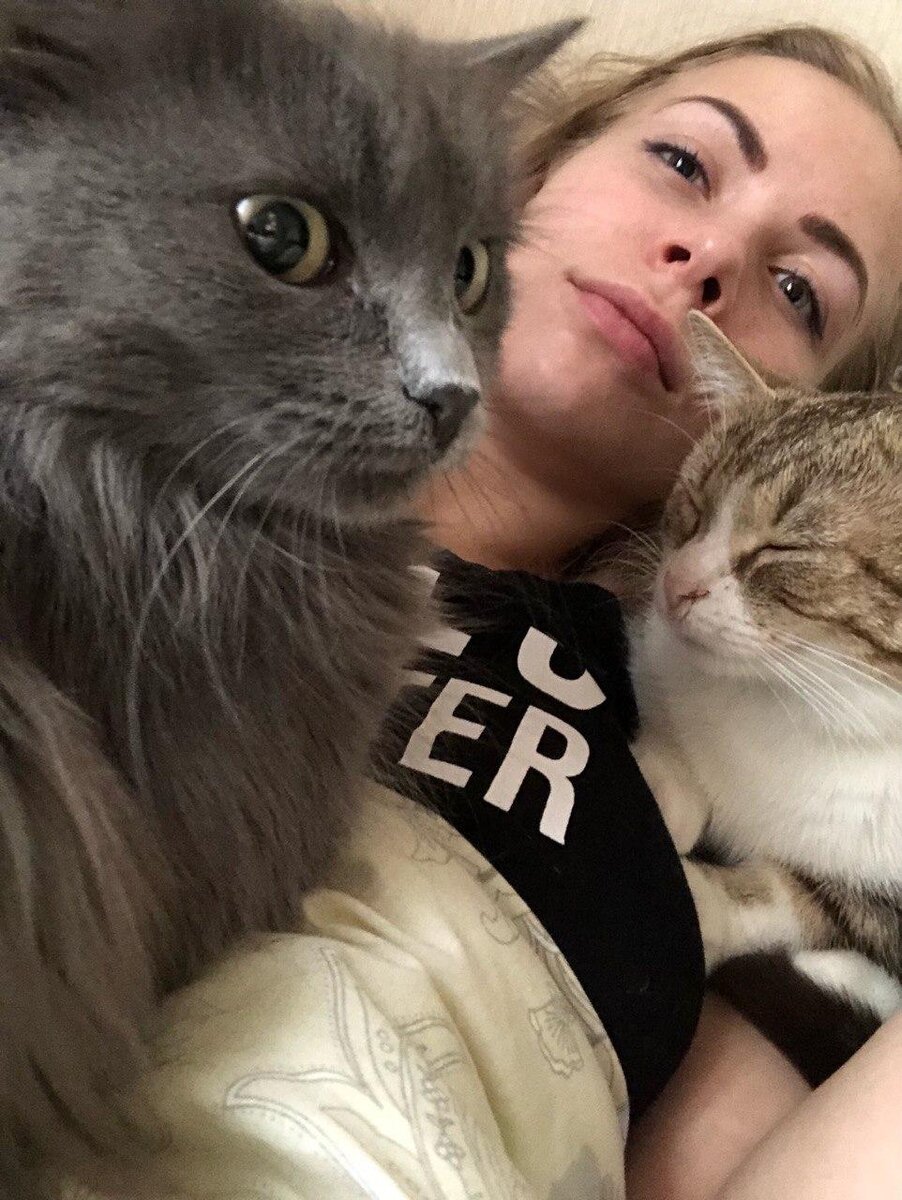 А это я - автор канала, и мои кошки. Кажется, это первое личное фото на канале. Теперь вы знаете как я выгляжу :)