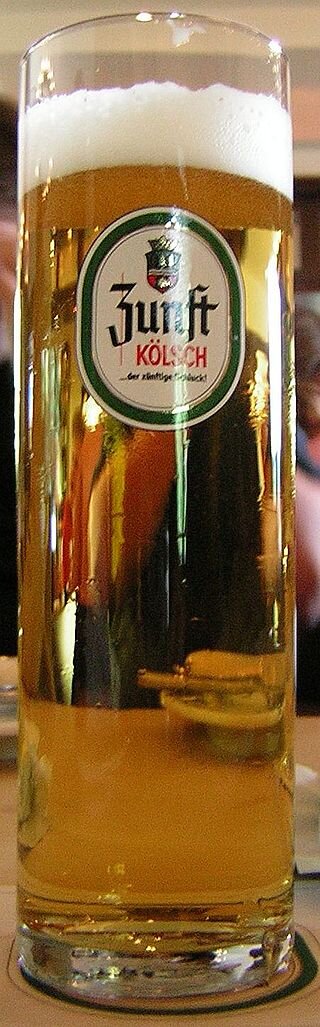 Автор: Zunft-Kölsch_Glas.JPG: User:Trexerderivative work: SilkTork (talk) - Zunft-Kölsch_Glas.JPG, CC BY-SA 3.0, https://commons.wikimedia.org/w/index.php?curid=9613530 
Кружка кёльша от Zunft
 Zunft-Kölsch_Glas.JPG: User:Trexer derivative work: SilkTork (talk) - Zunft-Kölsch_Glas.JPG
Beschreibung: de:Kölsch (Bier) von der de:Erzquell Brauerei * Fotograf: de:Trexer, User:Trexer * Aufgenommen: 2006 mit Nikon Coolpix 2200

CC BY-SA 3.0
File:Zunft-Kölsch Glas crop.jpg
Создано: 1 марта 2010 г.


https://ru.wikipedia.org/wiki/%D0%92%D0%B8%D0%B4%D1%8B_%D0%BF%D0%B8%D0%B2%D0%B0#/media/%D0%A4%D0%B0%D0%B9%D0%BB:Zunft-K%C3%B6lsch_Glas_crop.jpg