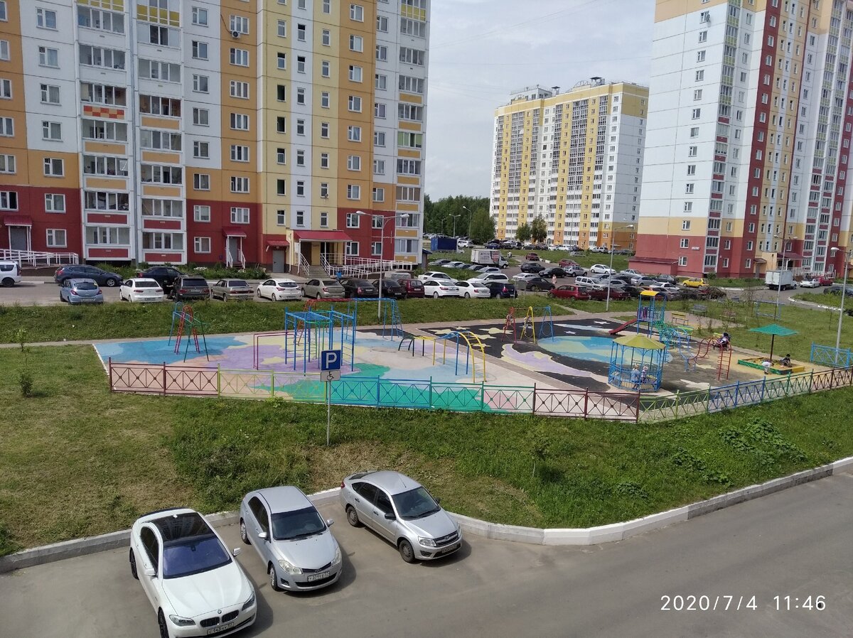 Все площадки однотипные, на большинстве резиновое покрытие, которое жутко пахнет, нагреваясь на солнце.