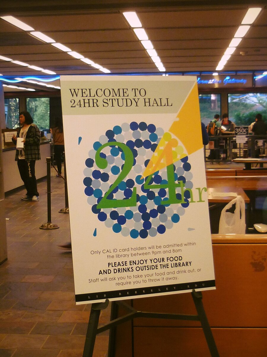Калифорнийский университет в Беркли. Библиотека Моффит. Доступ открыт 24 часа в день. Еду и напитки проносить запрещается.