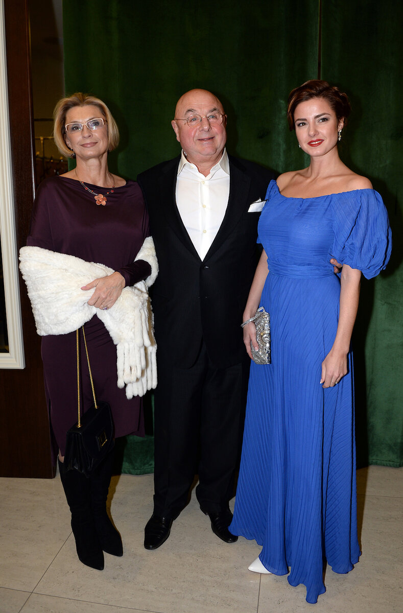 С женой и дочкой