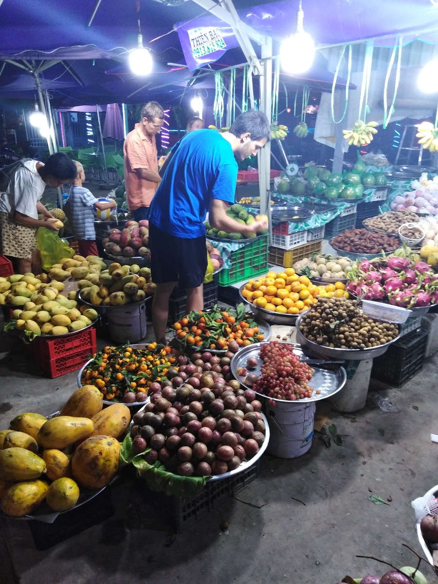 Большинство фруктов продающихся на этом рынке - я попробовал впервые!