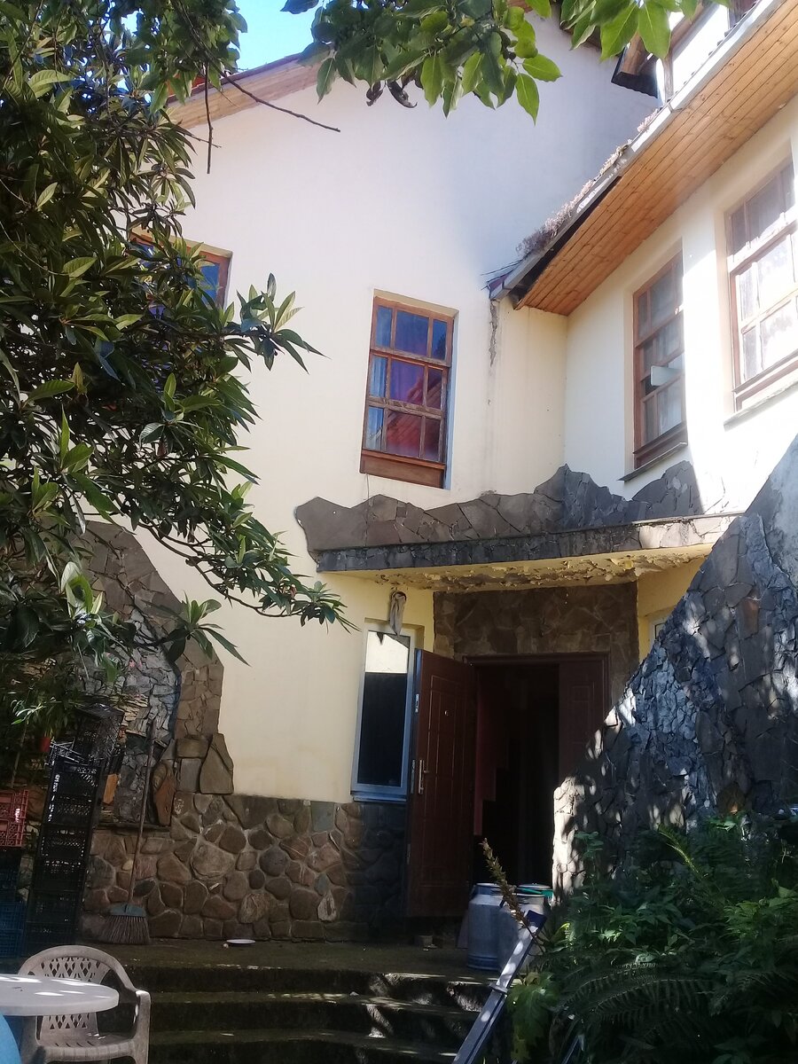 Фото автора. Тот журнал, с необычными для российской действительности домами, внес свою роль в стиль всего нашего дома. Обратите внимание на книжку в окне. Это приспособление для проветривания. По другому никак.