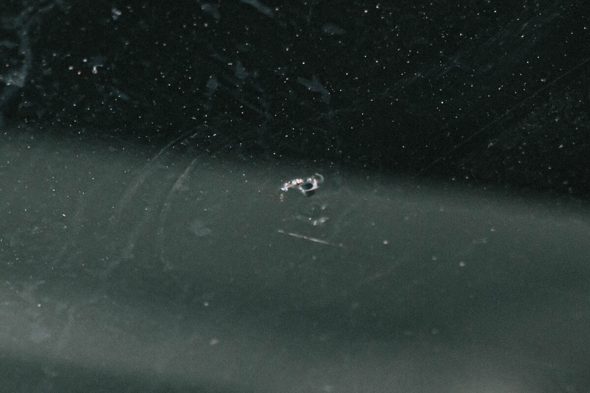 Сам скол меньше 5мм в диаметре. Мастер уже засверлил его в самом глубоком месте бормашинкой с тонким наконечником, удалив стеклянную пыль