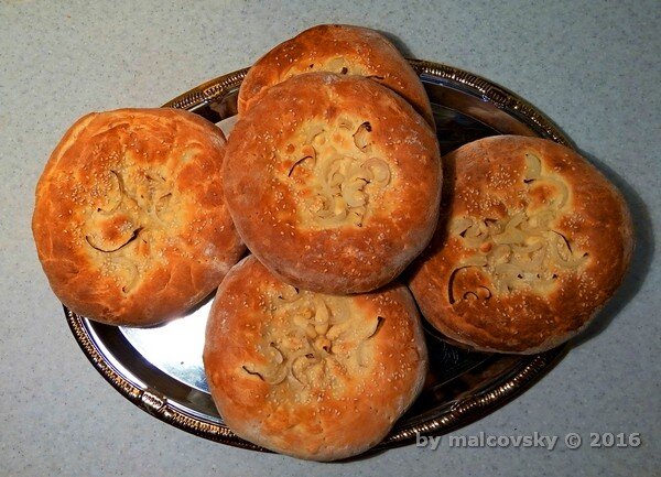 Узбекские лепёшки на молоке с кунжутом и луком