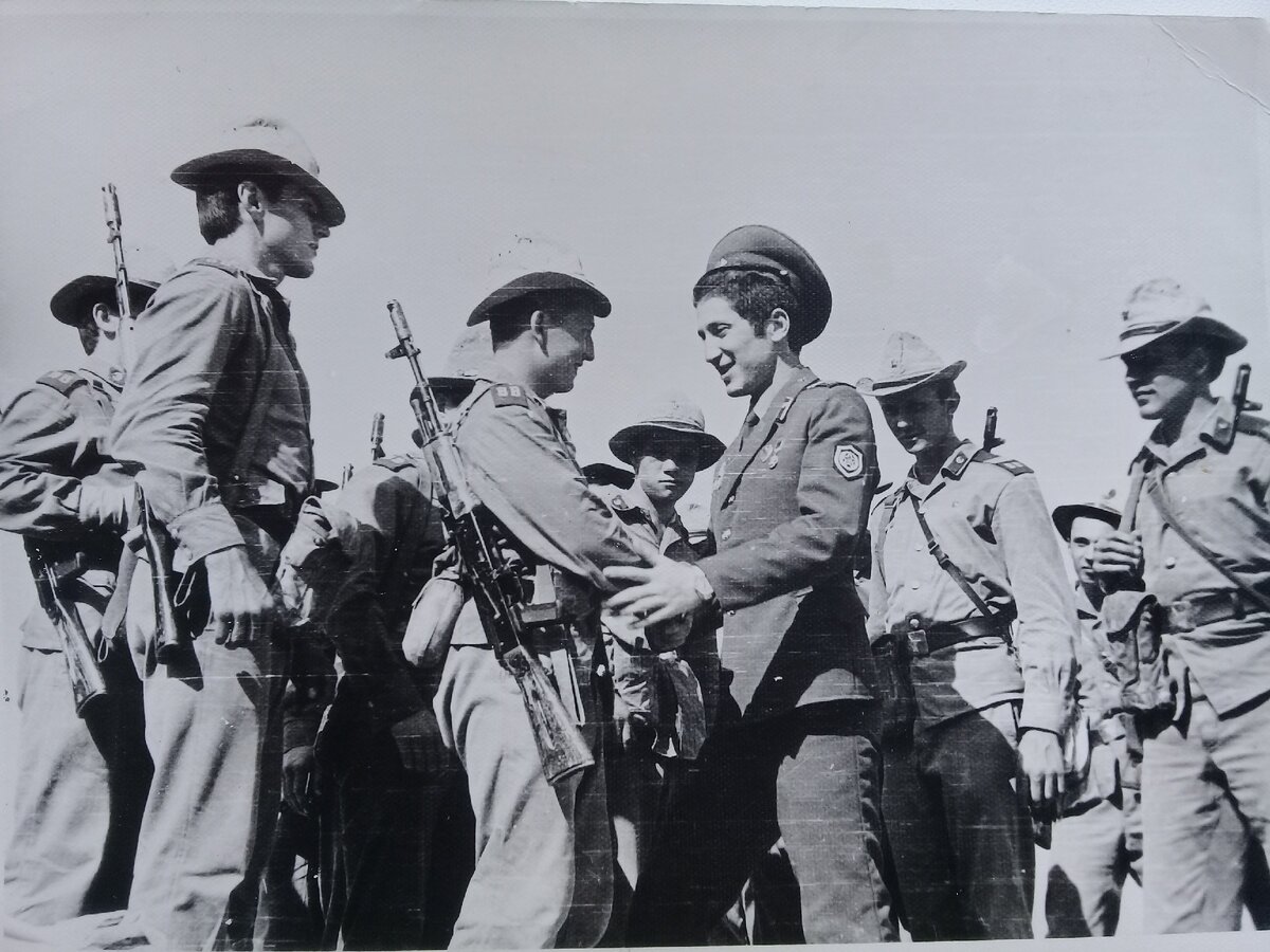 Фото автора. Дембель Владимир Бигаев прощается с теми самыми бойцами, которые так и не сбегали в горы...