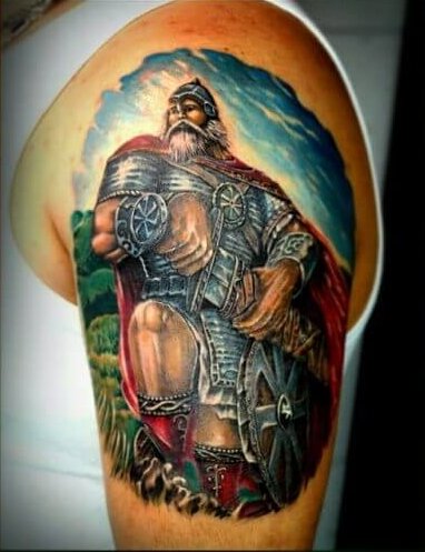 Цветная татуировка с богатырем на плече у парня
