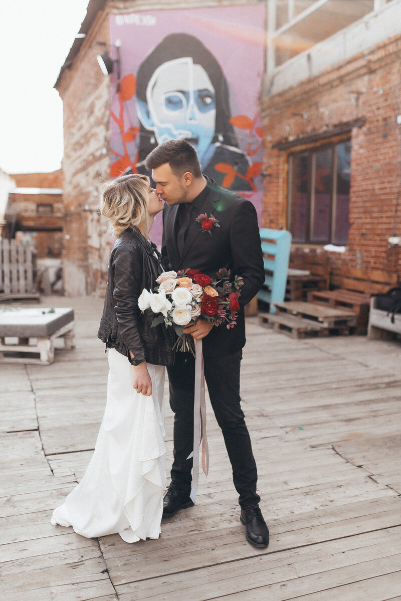 Невеста Анастасия в кожаной косухе.