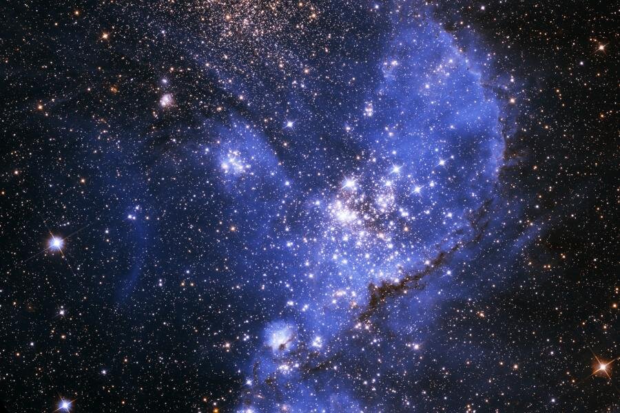 В статье рассказывается в научно - популярной форме, о происхождении и развитии Вселенной. Звёздное небо начинается с того места, которое я занимаю во внешнем чувственно воспринимаемом мире. Оно связывает меня сквозь необозримые дали с мирами и системами миров в безграничном времени их периодического вращения, их начала и продолжительности.