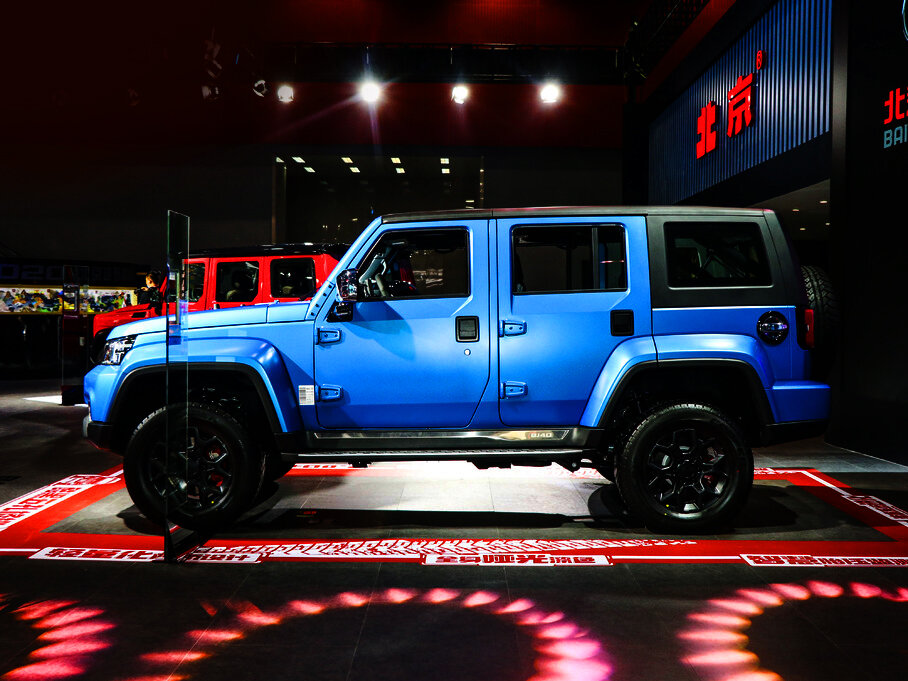Обновлённый длиннобазный BJ40. Все версии оснащены колёсами 265/65R17 с всесезонной резиной от Cooper