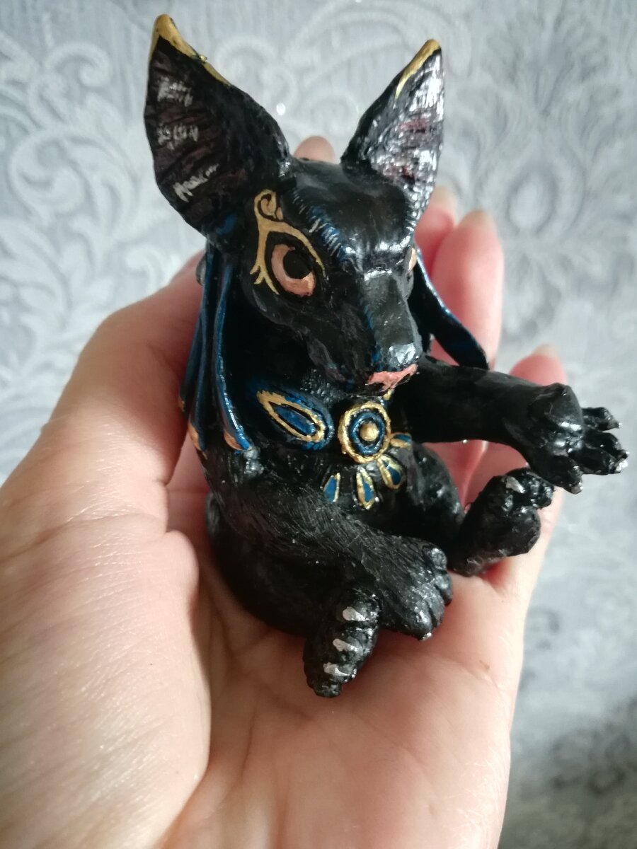 Этого малыша я слепила под впечатлением от похожей фигурки, конечно мой Анубис не шедевр, но все равно достаточно милашный)