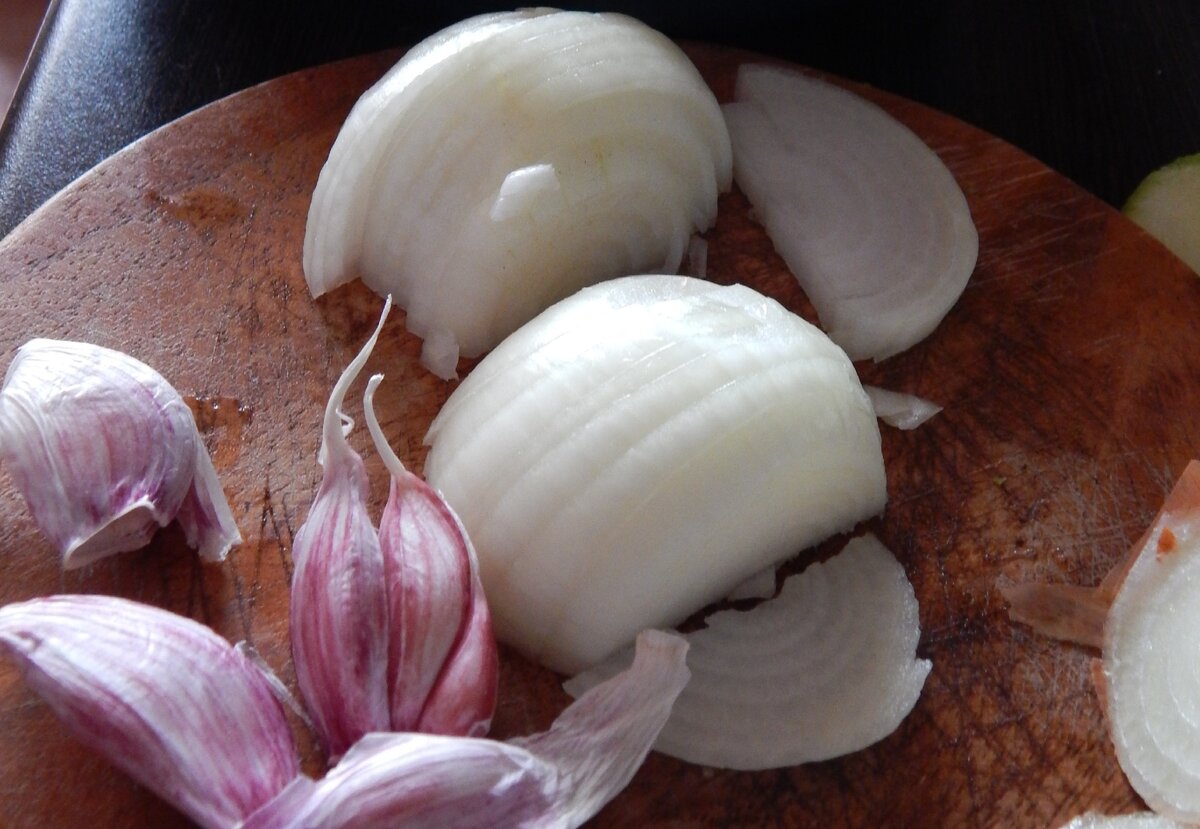 Грызть сырой лук - это так по-индийски...