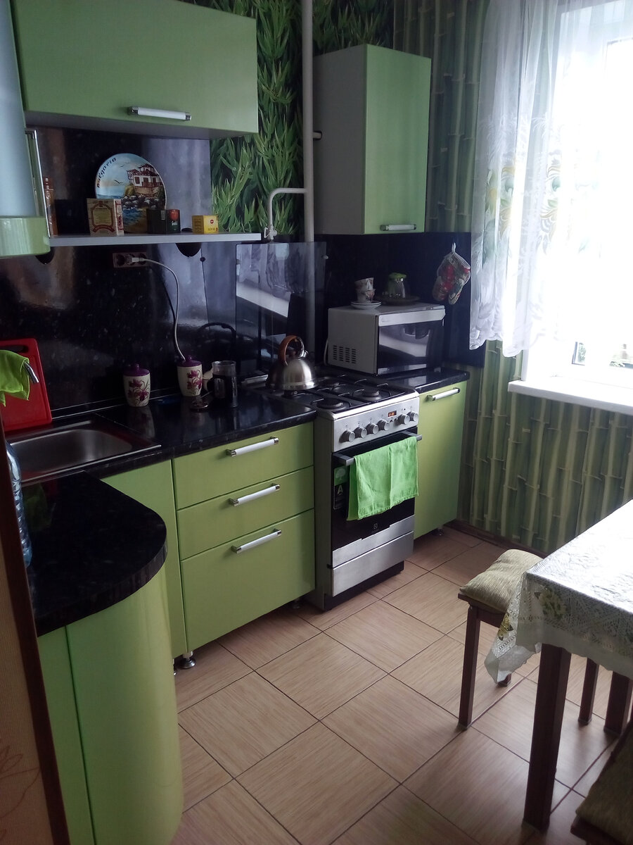 Вот такую квартиру мы снимали в Пскове.