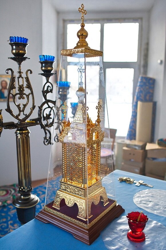 Дарохранительница на престоле