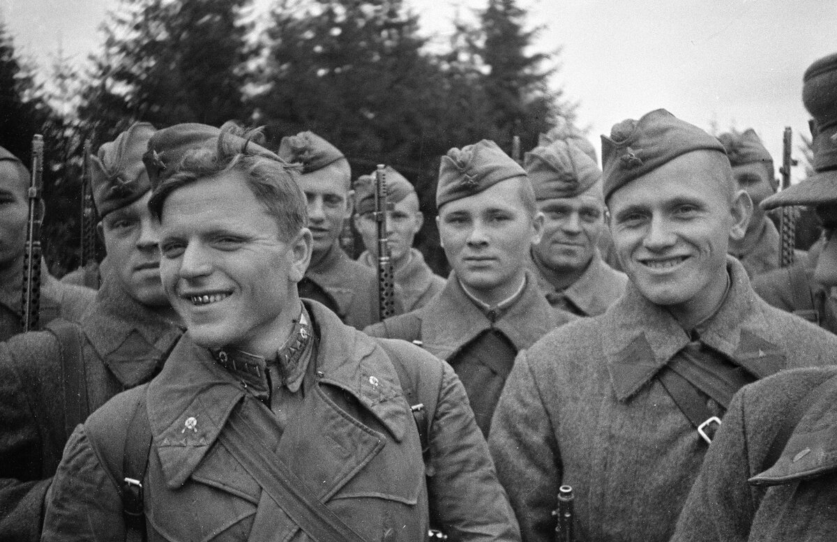 Взвод советских снайперов с винтовками СВТ-40 1942 г. Автор: Семен Фридлянд