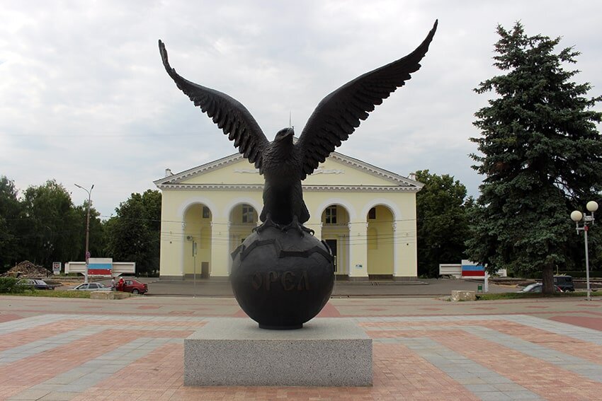 Липецк орел. Памятник Орлу в Орле на вокзале. Памятник Орлу на ЖД вокзале город Орел. Пятигорск Орел памятник Железнодорожный вокзал. Новороссийск памятник орла.