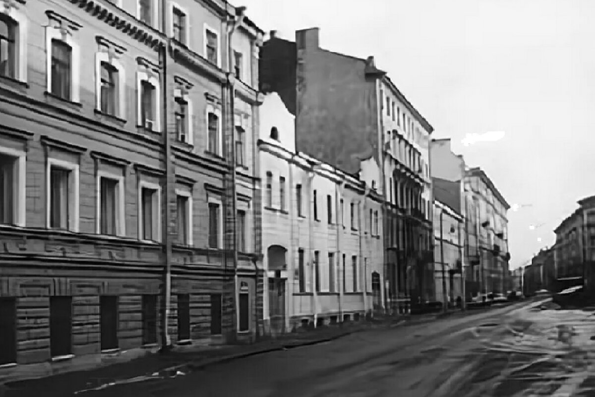 Двухэтажный особняк  - прощальный подарок цесаревича. Английский проспект 18. Фото из открытых источников