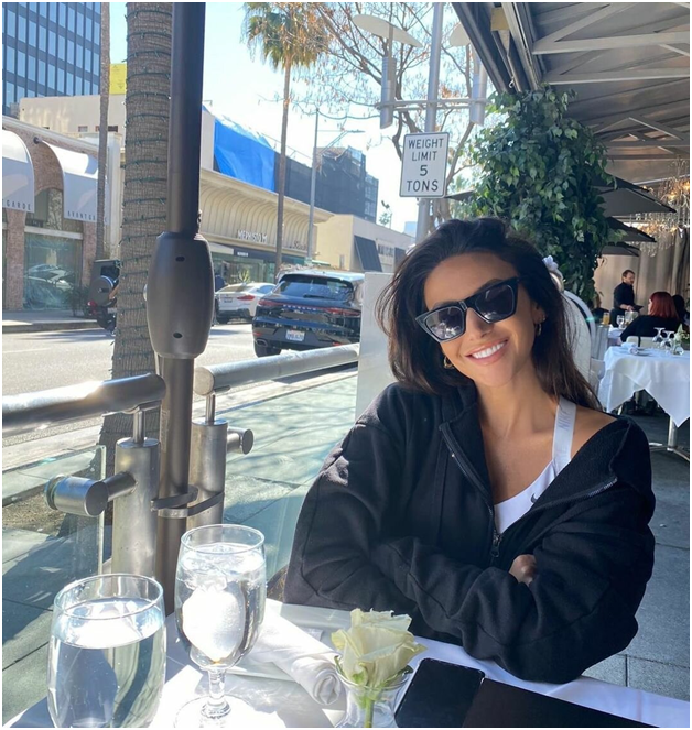 Мишель любит завтракать в Беверли Хиллз.