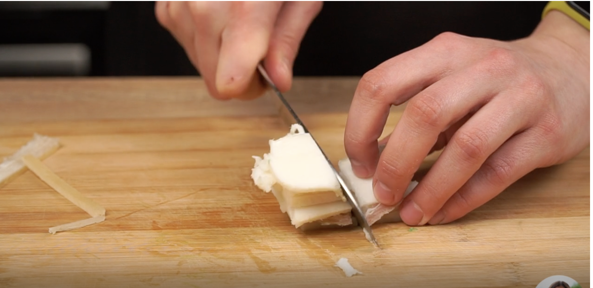 Если шкура грубая, нужно её срезать