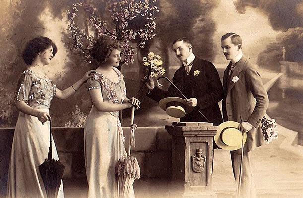 Как правильно преподнести букет. /фото реставрировано мной, изображение взято из открытых источников/