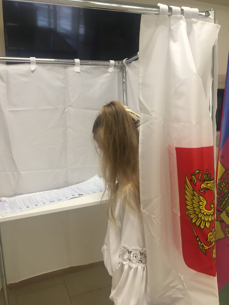 Фото:автора дочь в кабинке для голосования