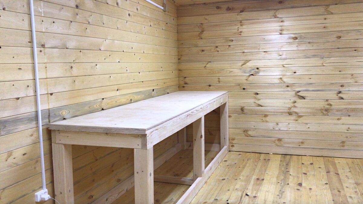 Буквально год назад мастерская выглядела так