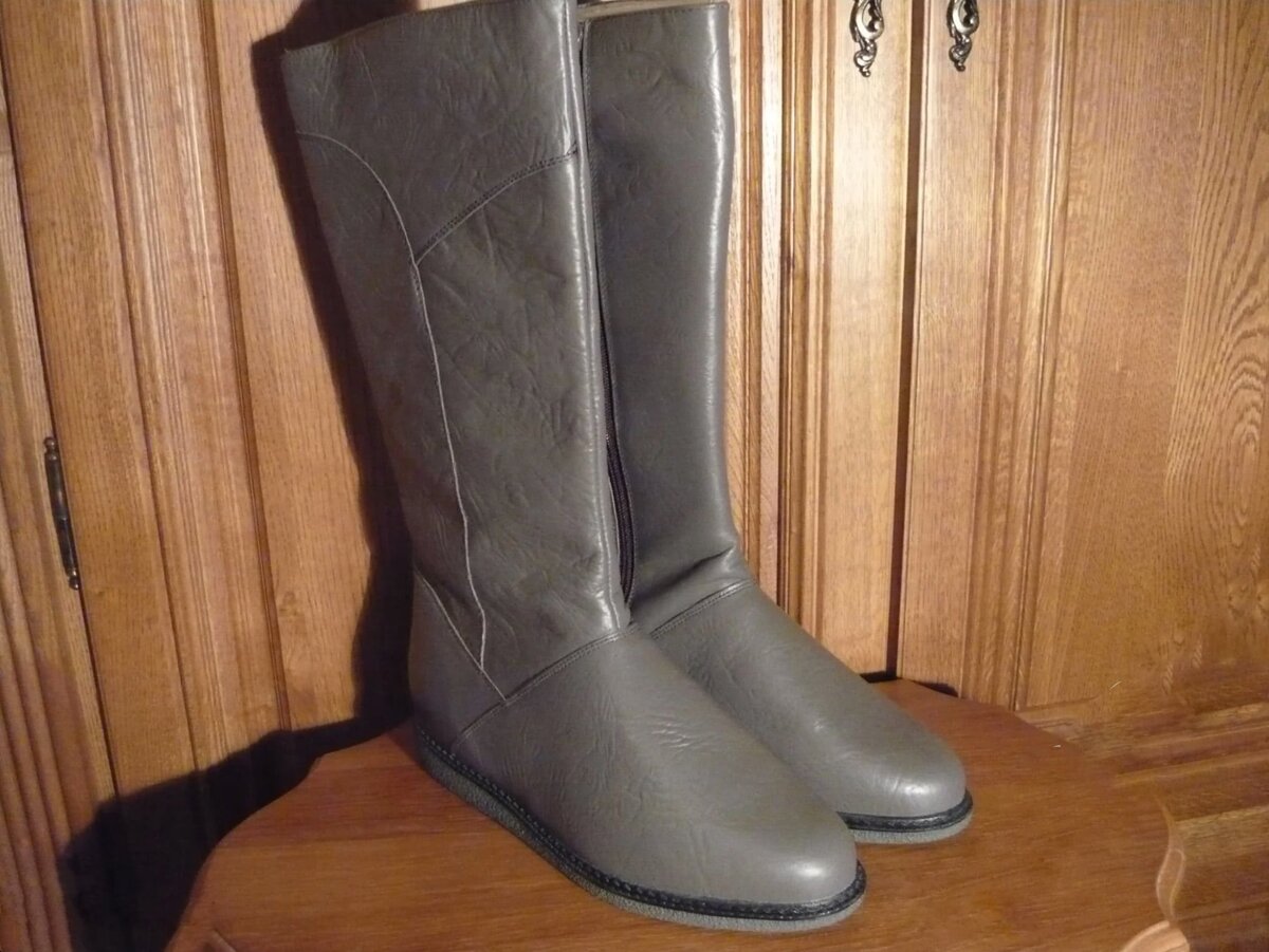 Сапоги женские, Югославия. 1970-е гг. Стоимость этого лота на момент публикации составляла 12880 рублей. Фото: meshok.net