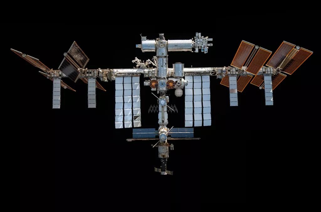 Международная космическая станция, изображенная из капсулы SpaceX Crew Dragon во время облета в ноябре 2021 года. Белый дом поручил НАСА продлить эксплуатацию космической станции до 2030 года. (Фото предоставлено: НАСА)