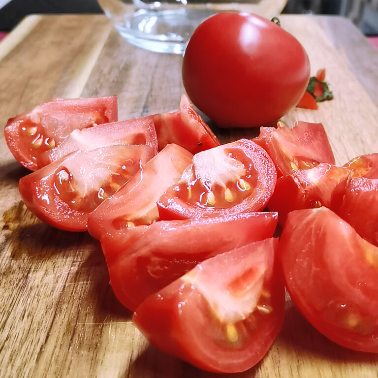 Если взяли безвкусные помидоры, пускаем их на отличную закуску. По вкусу и цвету почти как из летних домашних выходит