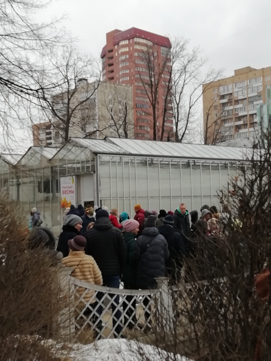 У входа в павильон