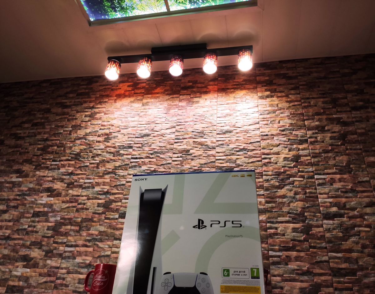 Масштаб коробки с консолью в сравнении с чашкой