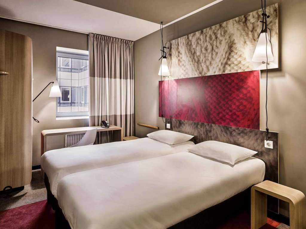 Примерно так выглядит типичный номер в отеле сети "Ибис". Ничего лишнего и ничего оригинального, но всё функционально, удобно и качественно. 