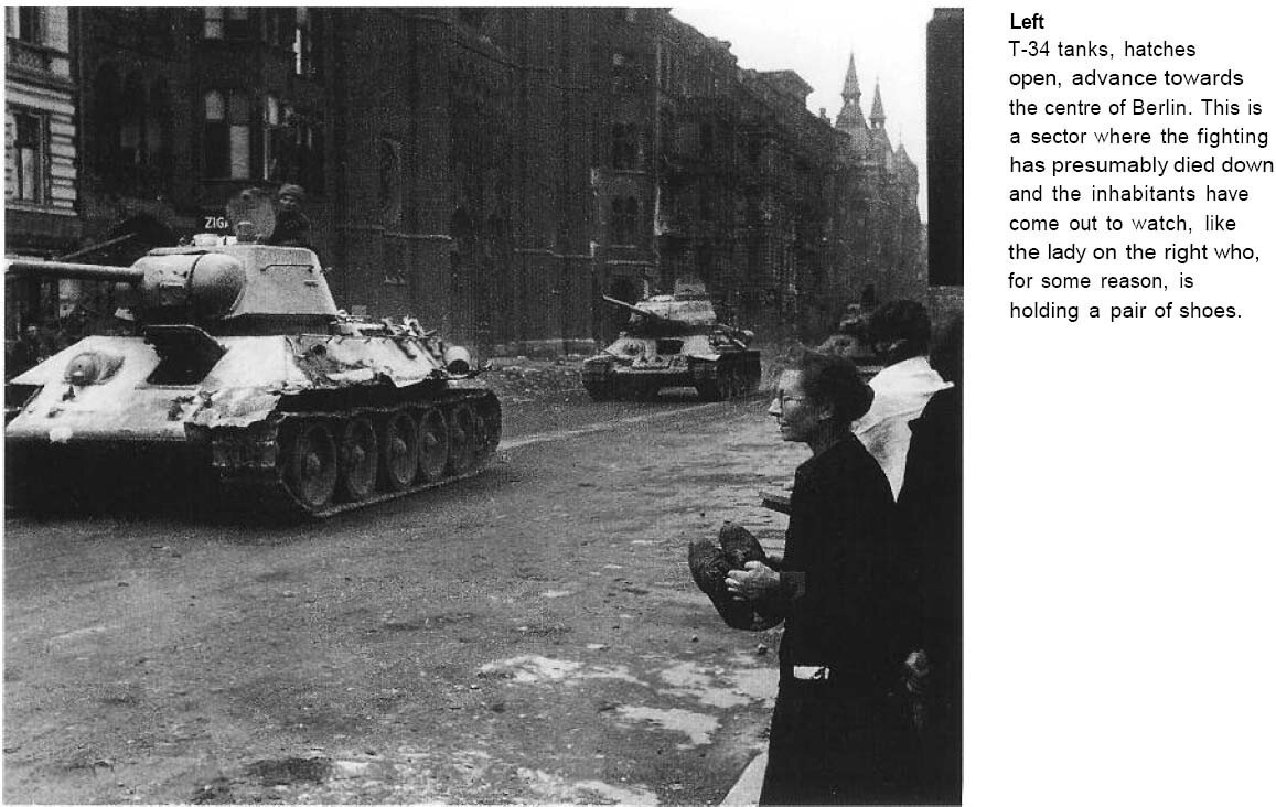 Танк Т-34/76 на улицах Берлина. А позади него ясно различим танк Т-34/85. Словом, как ни крути, а это уже 1945 год. А ведь эта модификация танка выпускалась до марта 1944 года.