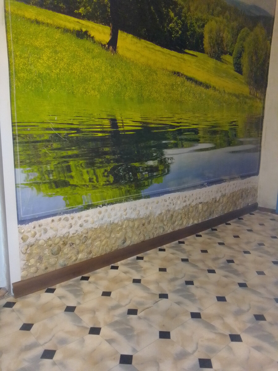 По низу  приклеенной картины  приклеены ракушки.