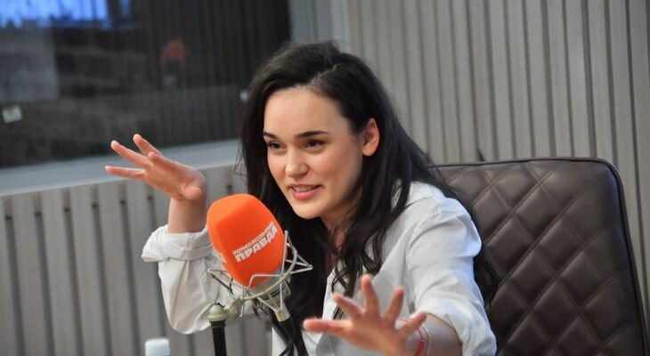 В эксклюзивном интервью Радио КП солистка проекта «Зоя» Ксения Руденко рассказала, в чем кайф «Ленинграда», как работается под началом Сергея Шнурова и как она относится к мату