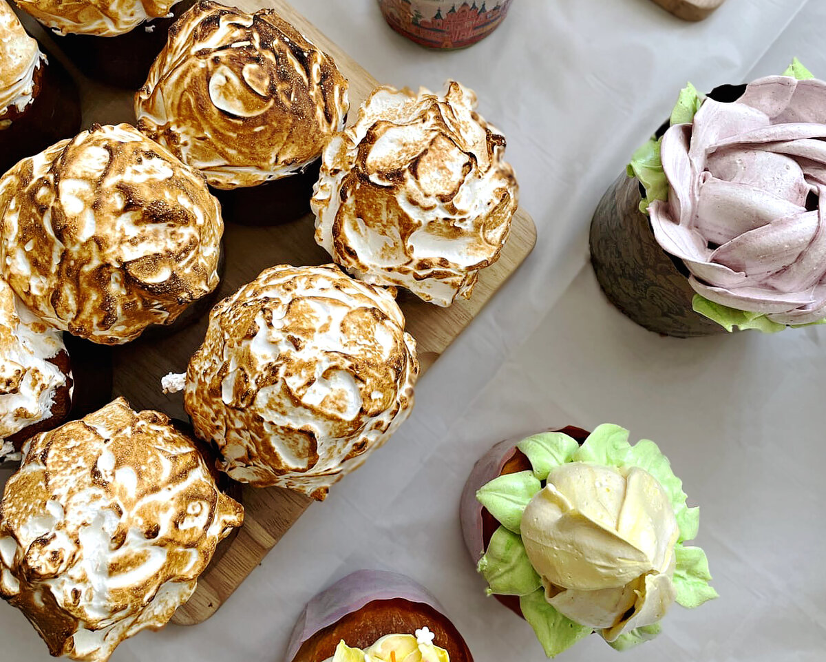 Эти вкусные куличи с украшением из зефира приготовили участницы прошлого  практического класса.