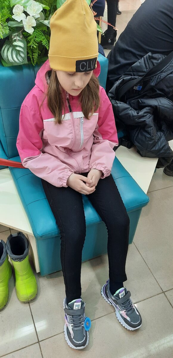 Ну почему на фотках Рита всегда получается грустной?) В жизни она совсем не такая) Это мы в магазине сегодня, меряем новые кроссовки.