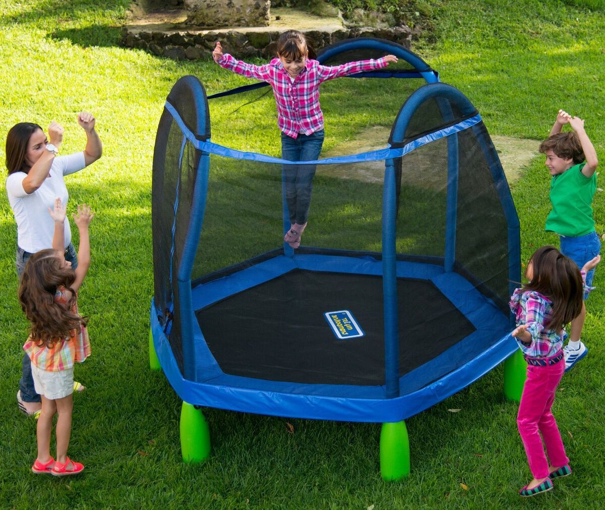 Прыжки на батуте для детей